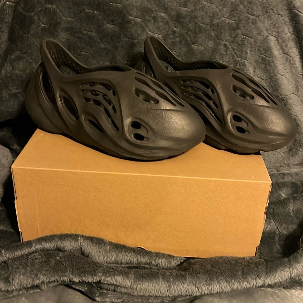 Easy foam runners from GOAT size 7 in men’s lightly worn onyx